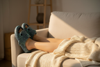 Sharky Slips – lifestyle, nohy na gauči s dekou
